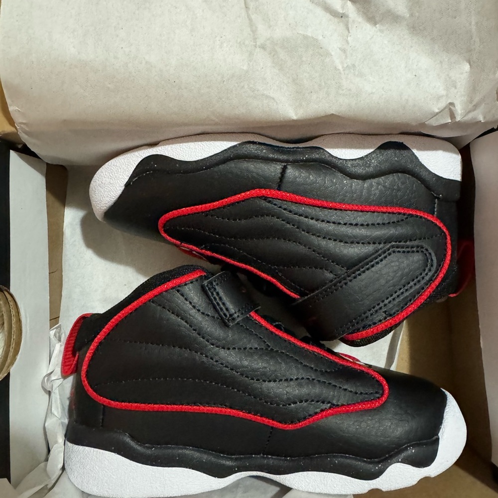 🔥 Jordan Black and Red High-Top Sneakers with Dynamic Design NIB Child 10 🔥 - Picture 2 of 6